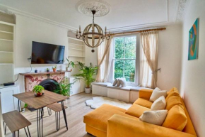 Bright Cozy Garden Retreat w Fast Wifi & 5min to Tube Subway Metro & Close to Park & Street Parking P4P